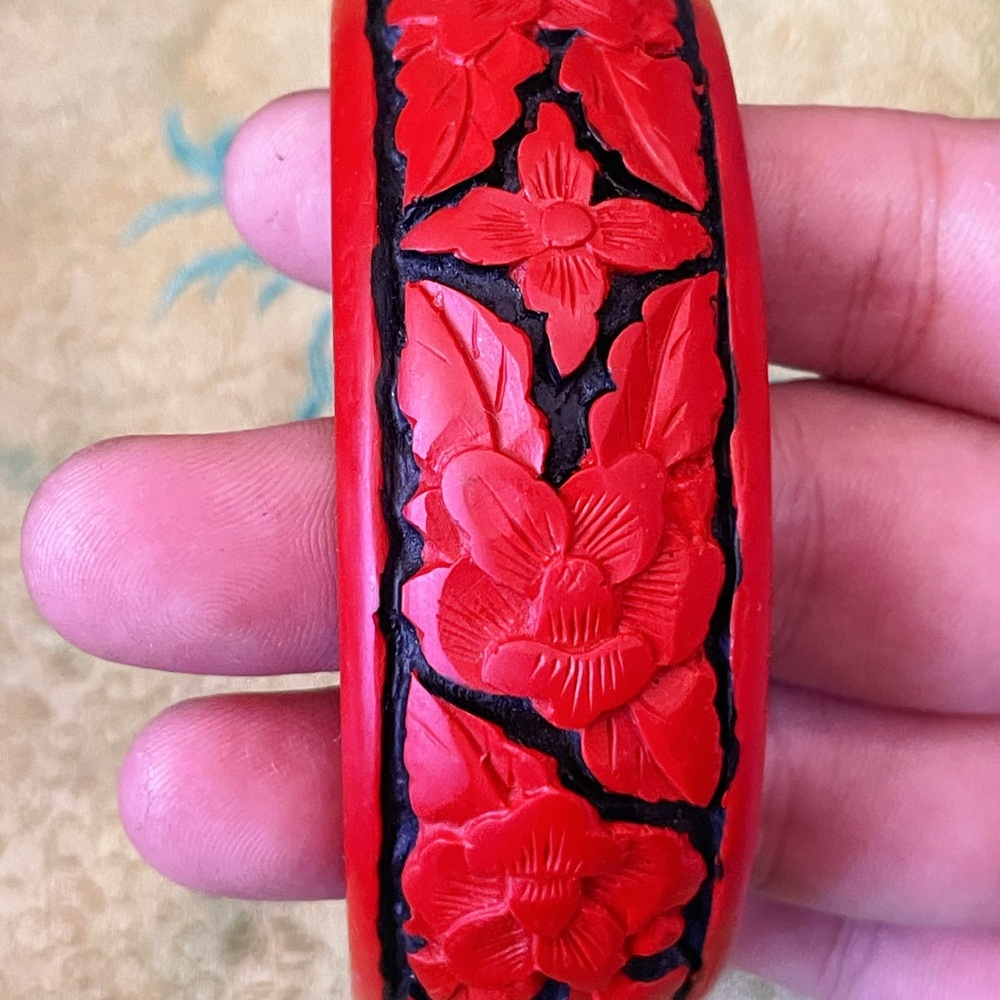 Vintage Chinese Cinnabar Carved Red Lacquer Bangle Bracelet Floral Design - Picture 7 of 9